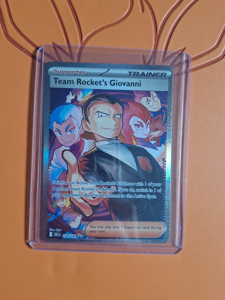 Team Rocket's Giovanni Full Art Supporter Pokémon Kaart, Ophalen of Verzenden, Nieuw, Losse kaart