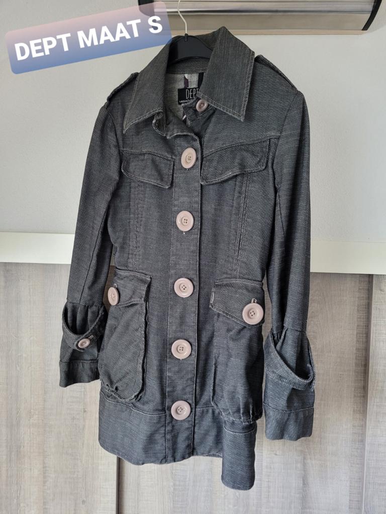 Bijzondere lange spijkerjas Dept maat S, Kleding | Dames, Jassen | Zomer, Zo goed als nieuw, Maat 36 (S), Grijs, Ophalen of Verzenden