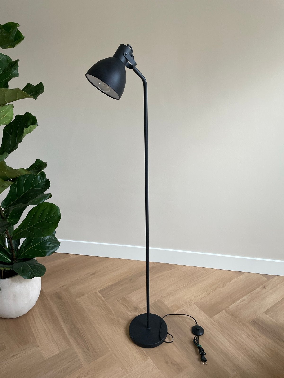Zwarte vloerlamp met verstelbare kap, Ophalen, Gebruikt, 100 tot 150 cm, E27 (groot)