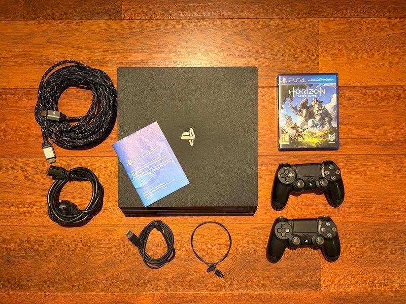 PlayStation 4 Pro 1TB + 2 Controllers + Horizon Zero Dawn, Online, Overige genres, Ophalen of Verzenden, Zo goed als nieuw