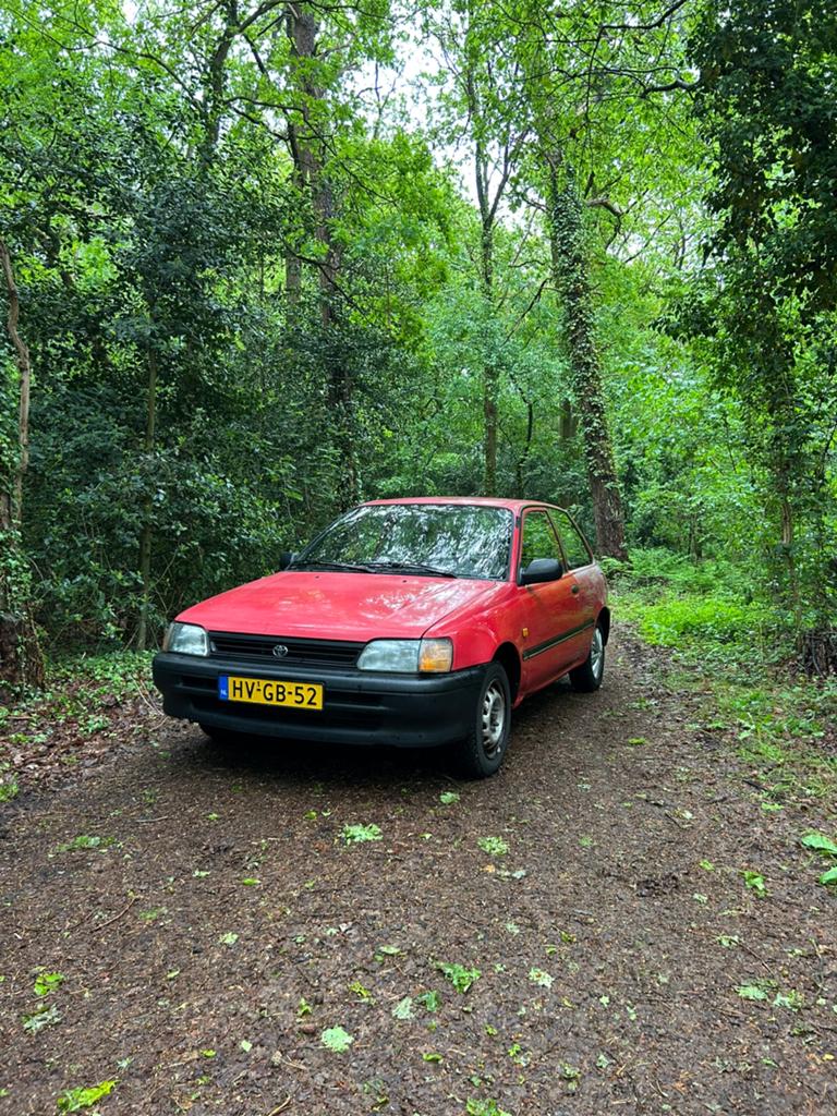 Toyota Starlet 1.3 XLI 12V E2 1994 Rood, Auto's, 4 cilinders, Origineel Nederlands, Handgeschakeld, Grijs