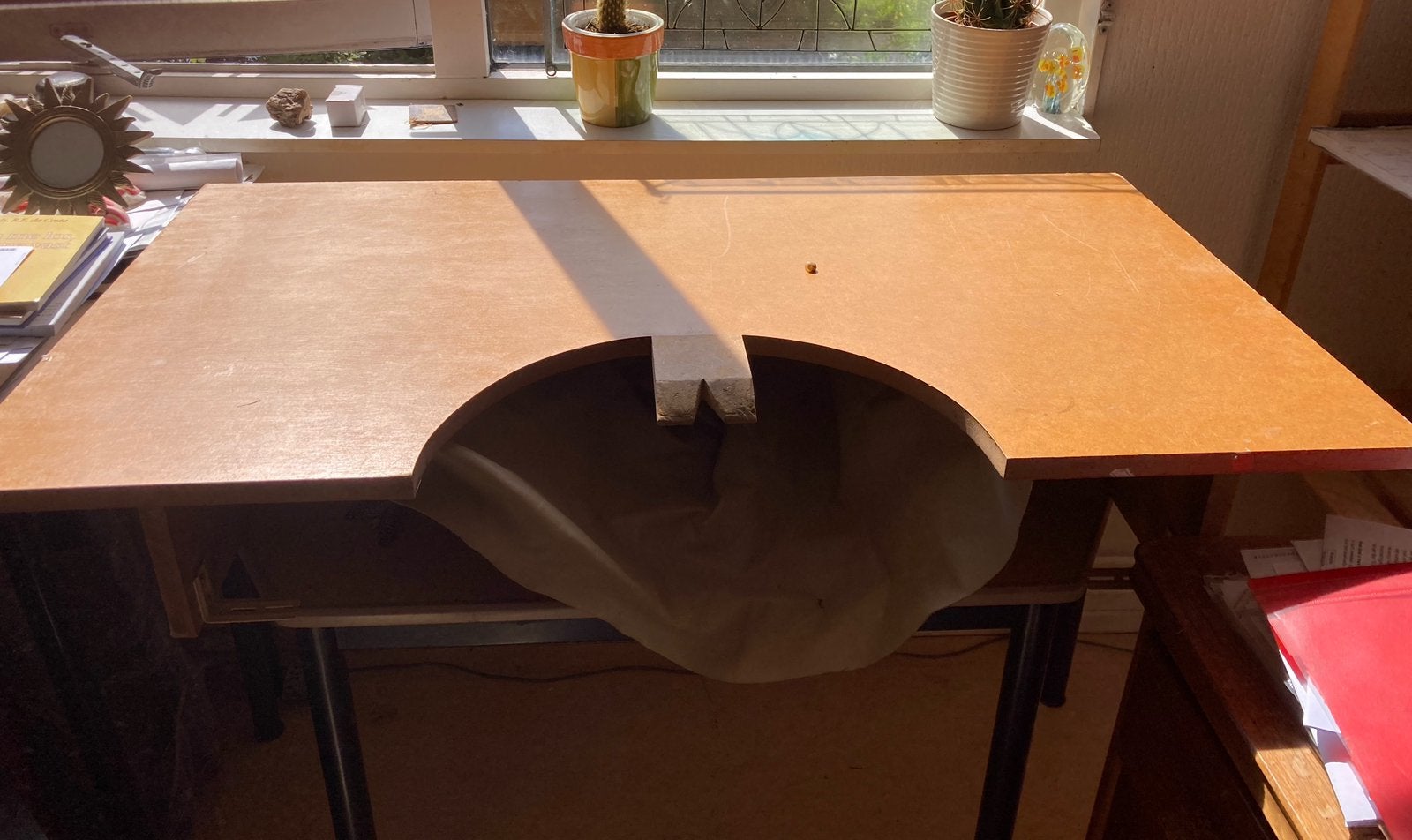 Handig opzet-werkbankje met vijlpen en leren schootsvel, Hobby en Vrije tijd, Ophalen, Gebruikt