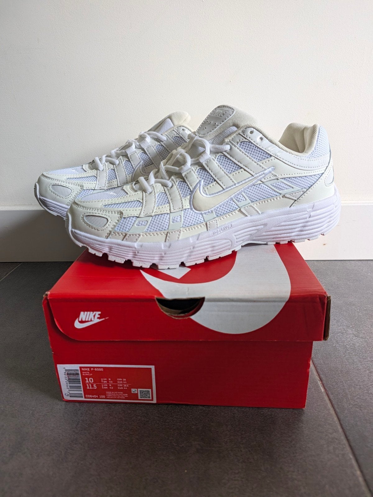 Nike P-6000 Witte Sneakers - Maat 44, Kleding | Heren, Wit, Nike, Nieuw, Ophalen of Verzenden