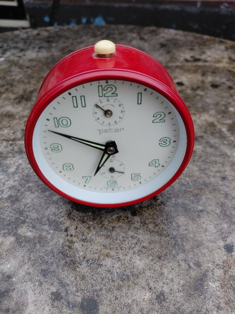 Vintage mechanische wekker, rood met alarm functie., Antiek en Kunst, Antiek | Klokken, Verzenden