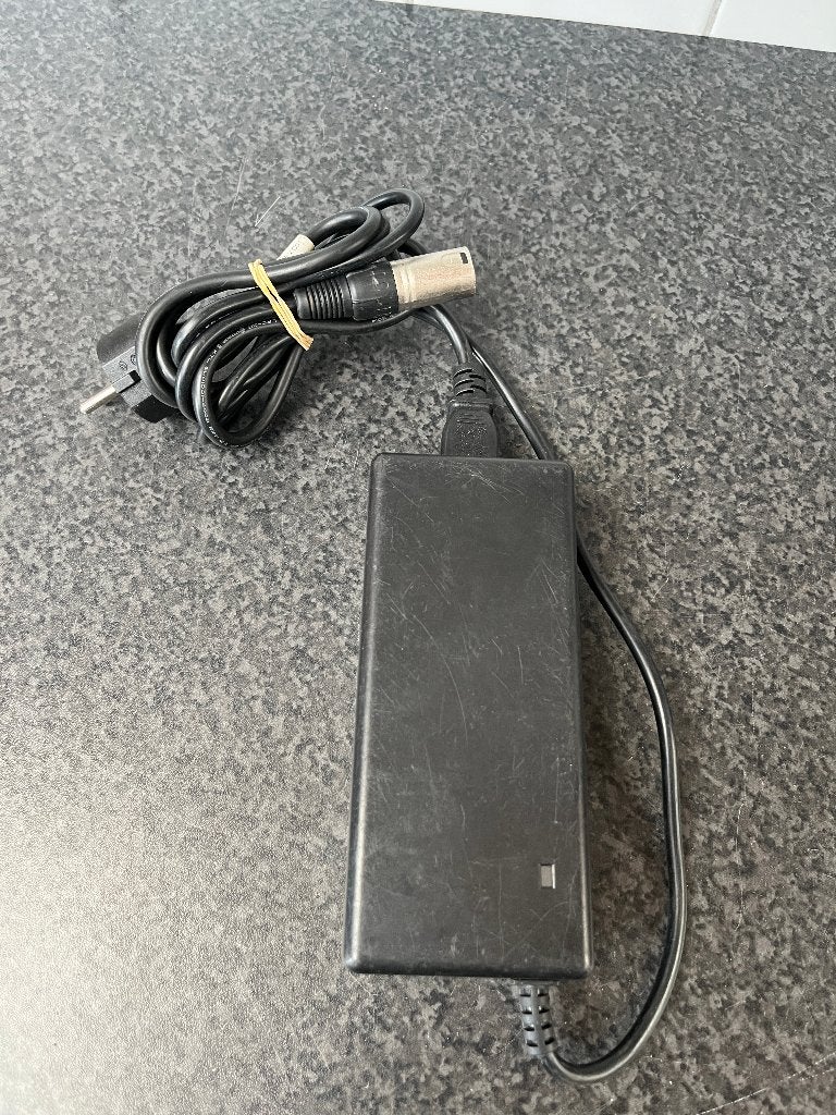 4 pins fiets lader Li-ion charger . 42v , 2a. voor 36v accu, Ophalen of Verzenden, Gebruikt