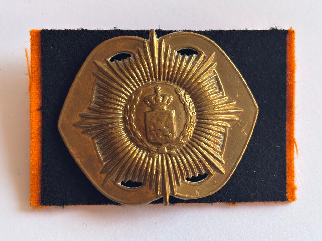 Oud baret embleem van Heutsz split sluiting, Verzenden, Landmacht, Nederland, Kleding of Schoenen
