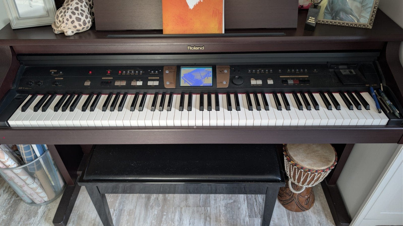 Roland KR-5 digitale piano met bankje - Zo goed als nieuw, Ophalen, Gebruikt, Bruin, Digitaal