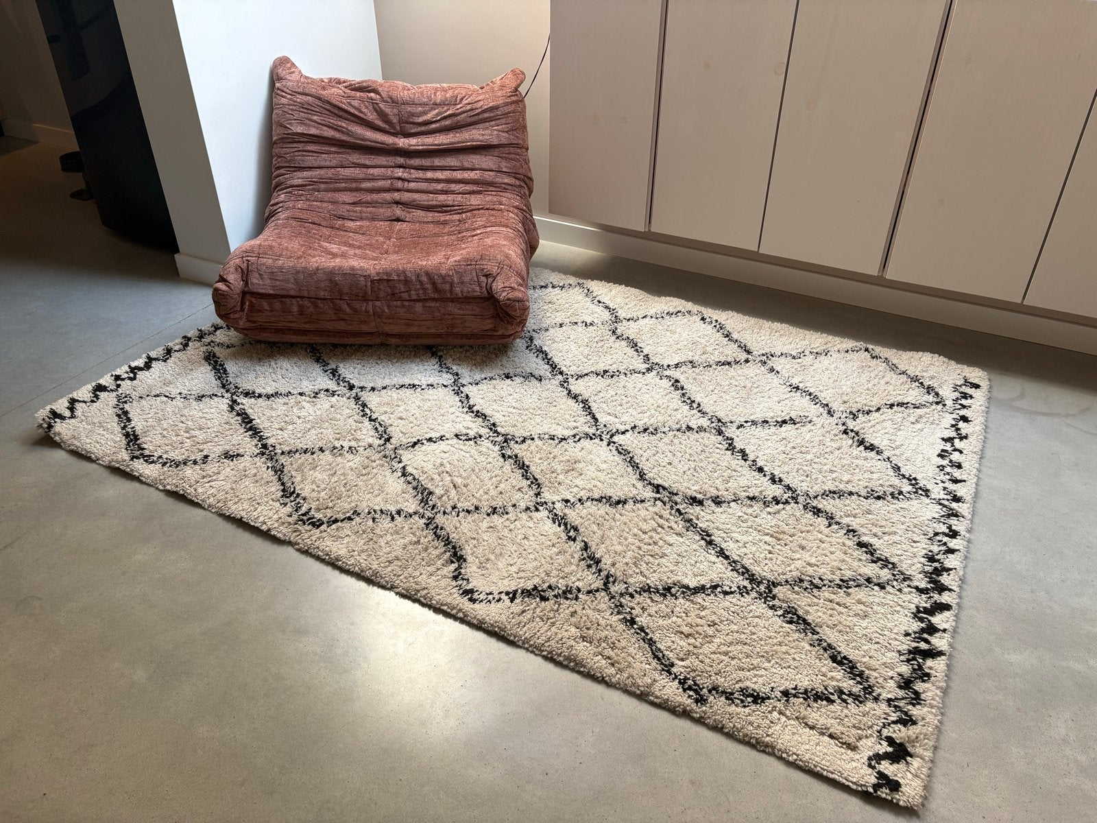 Vloerkleed met zwart ruitpatroon, Ophalen, Gebruikt, 150 tot 200 cm, 200 cm of meer