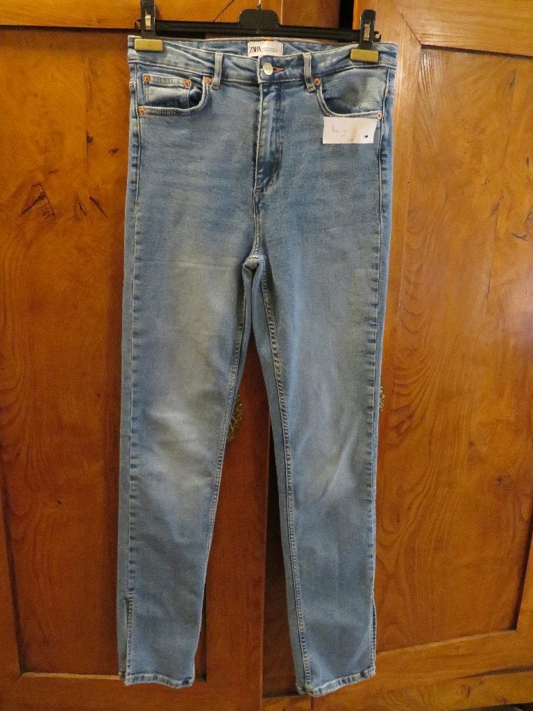 Dames jeans Zara met split maat 40 z.g.a.n. Blauw., Kleding | Dames, Blauw, Zara, Ophalen of Verzenden, Zo goed als nieuw