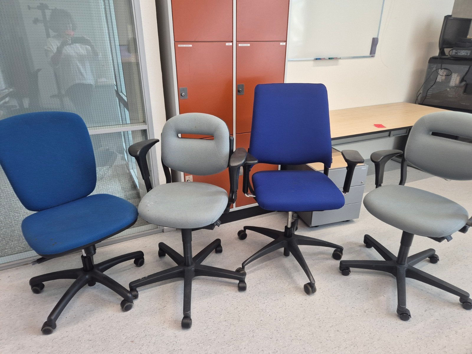 Gratis enkele gebruikte bureaustoelen - diverse kleuren, Ophalen, Gebruikt, Blauw