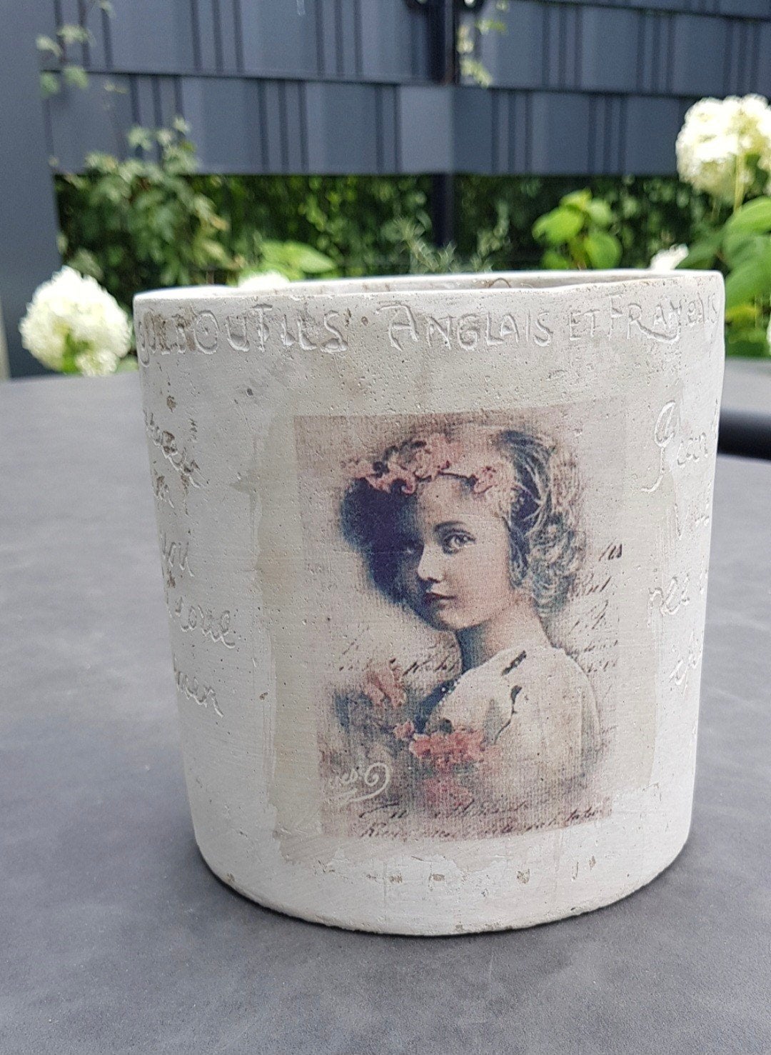 Grijze/Crème bloempot met nostalgische afbeelding, Gebruikt, Rond, Binnen, Ophalen of Verzenden