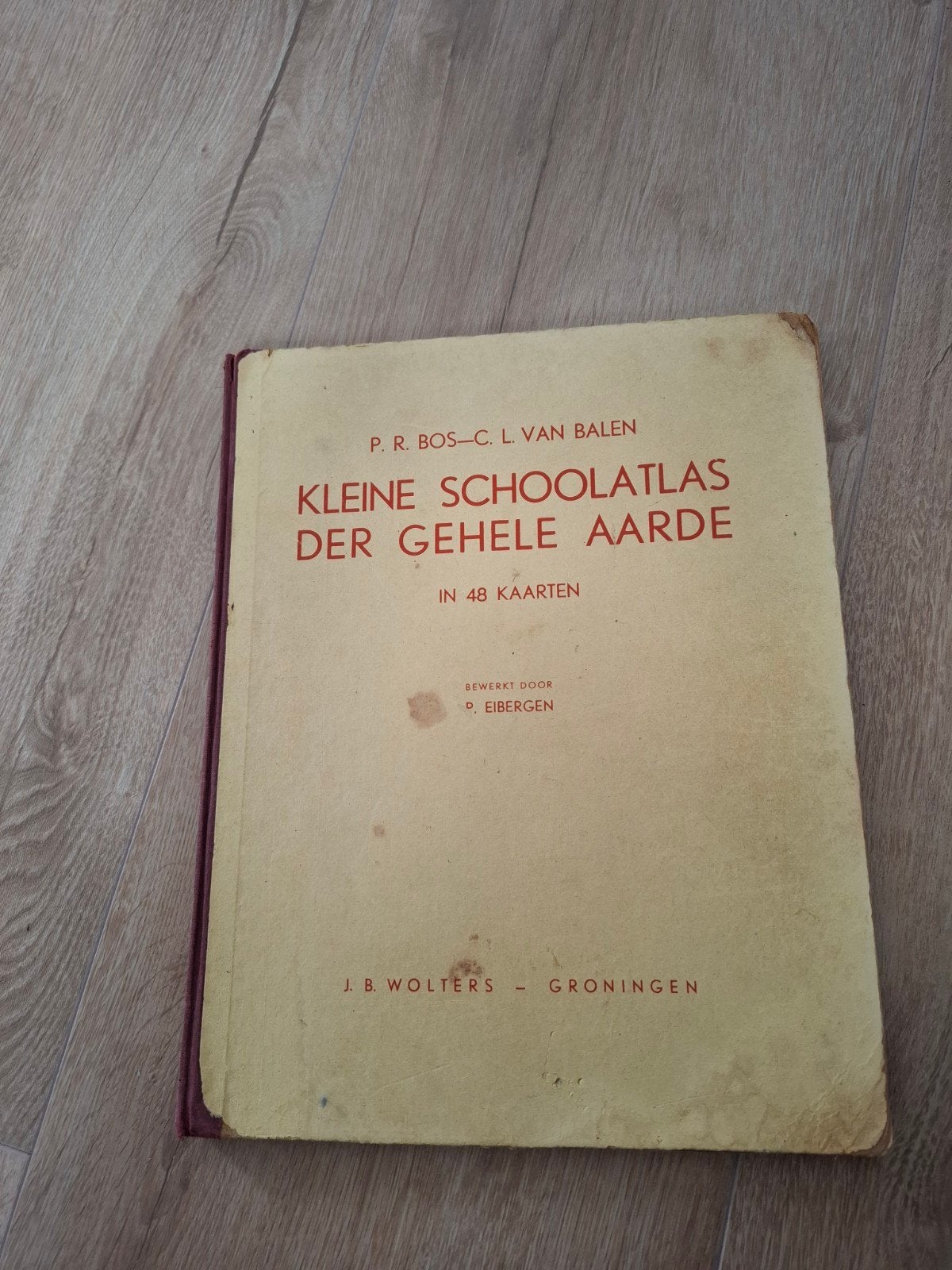 Kleine Schoolatlas der Gehele Aarde - P.R. Bos - 1956, Boeken, Ophalen of Verzenden