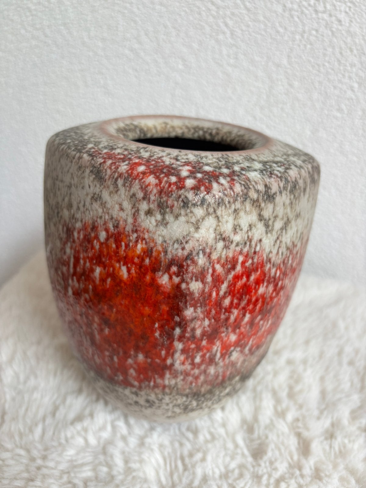 West-Germany vaas Karlsruhe Majolika fat lava 17 cm, Antiek en Kunst, Ophalen of Verzenden