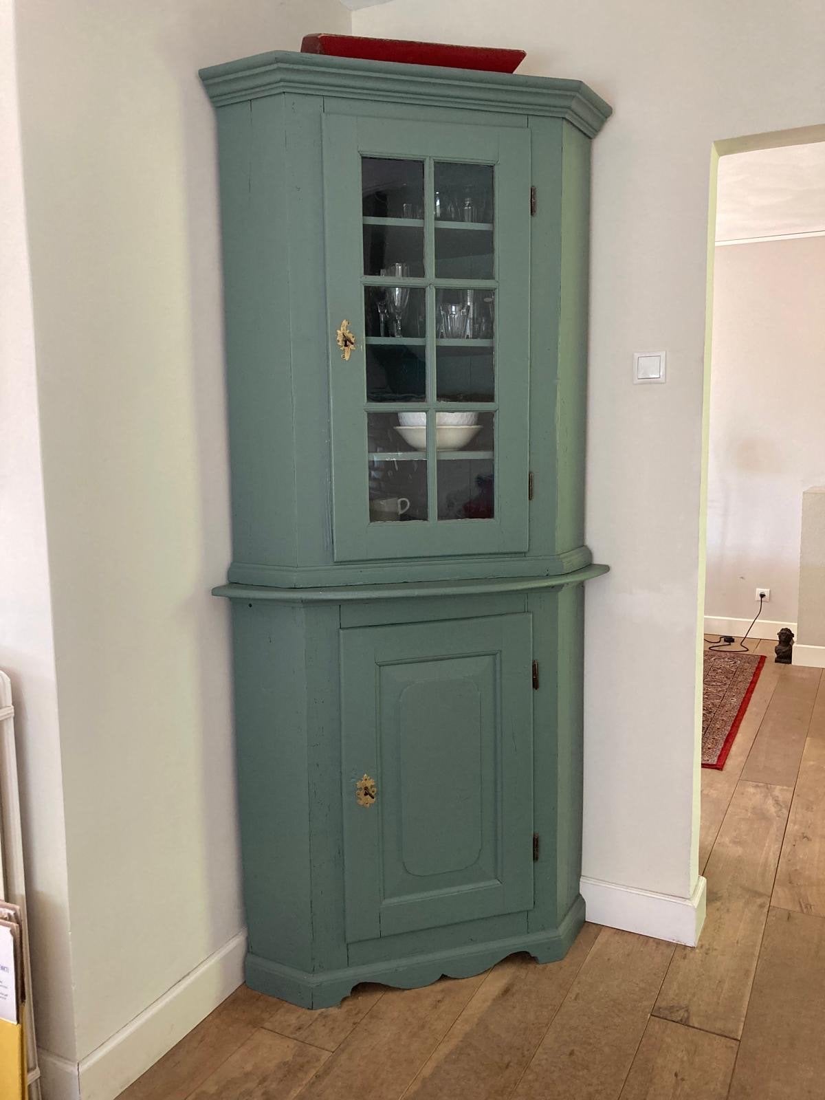 Antieke hoekkast, groen geschilderd, met vitrine, Ophalen