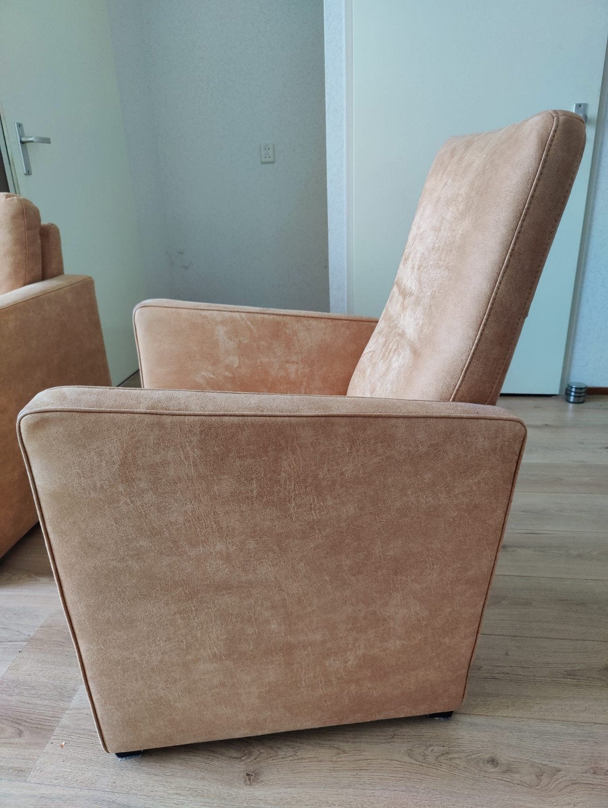 2 suède leren stoelen in hele goede staat, Huis en Inrichting, Fauteuils, Minder dan 75 cm, Leer, Ophalen of Verzenden, Zo goed als nieuw
