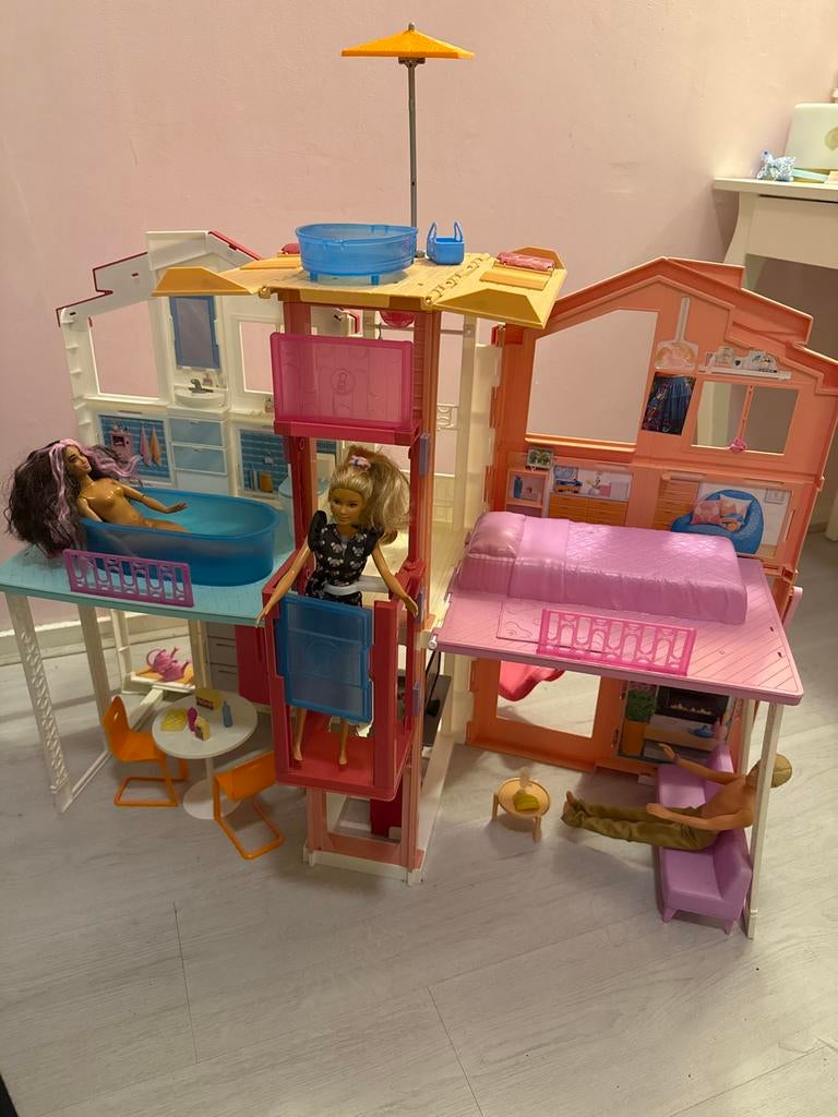 Barbie Droomhuis met Meubels en Poppen, Kinderen en Baby's, Speelgoed | Poppenhuizen, Ophalen of Verzenden, Gebruikt, Poppenhuis