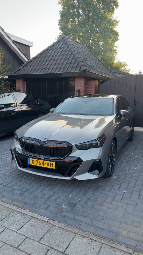 BMW 5-Serie 530e 299pk Aut 2024 Grijs, Auto's, Automaat, 1998 cc, Achterwielaandrijving, 1800 kg