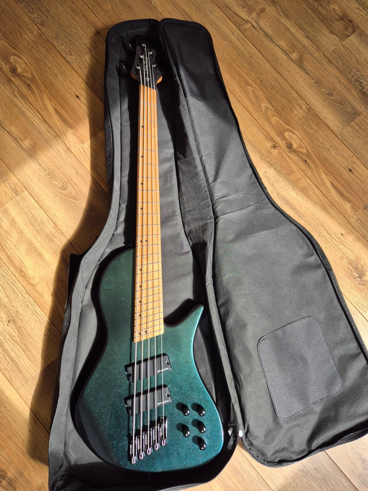 Harley Benton MSB-5 Multi-scale Bass (Flip Flop Blue) – Pris, Muziek en Instrumenten, Snaarinstrumenten | Gitaren | Bas, Ophalen