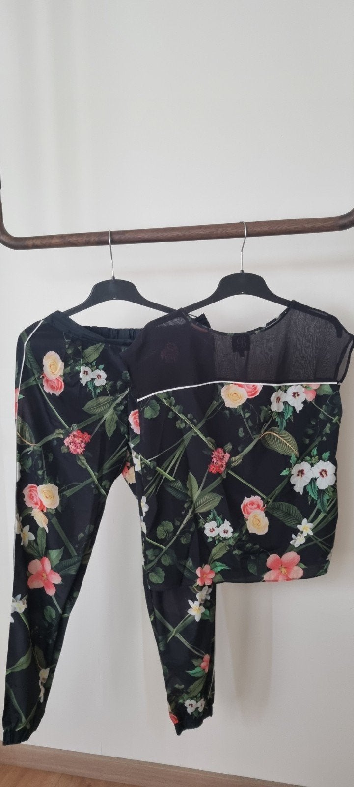 B by Ted Baker tweedelige set, bloemenprint, Kleding | Dames, B by Ted Baker, Zwart, Ophalen of Verzenden, Zo goed als nieuw