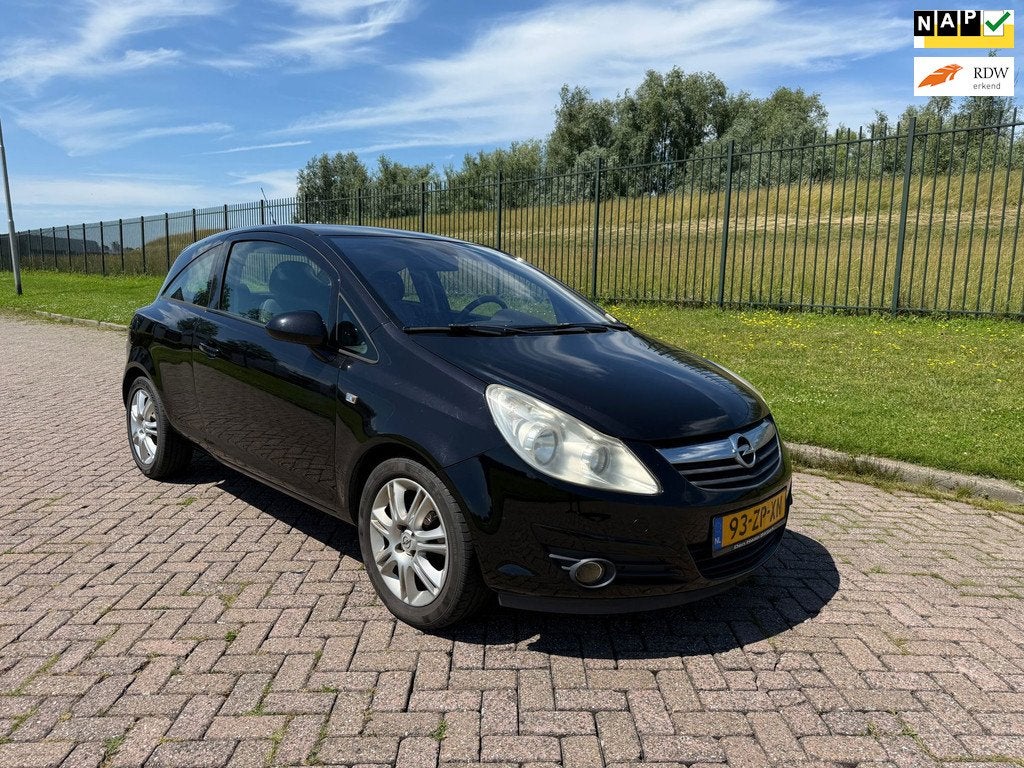 Opel Corsa 1.4-16V Cosmo, Auto's, Opel, Voorwielaandrijving, Navigatiesysteem, Gebruikt, Zwart