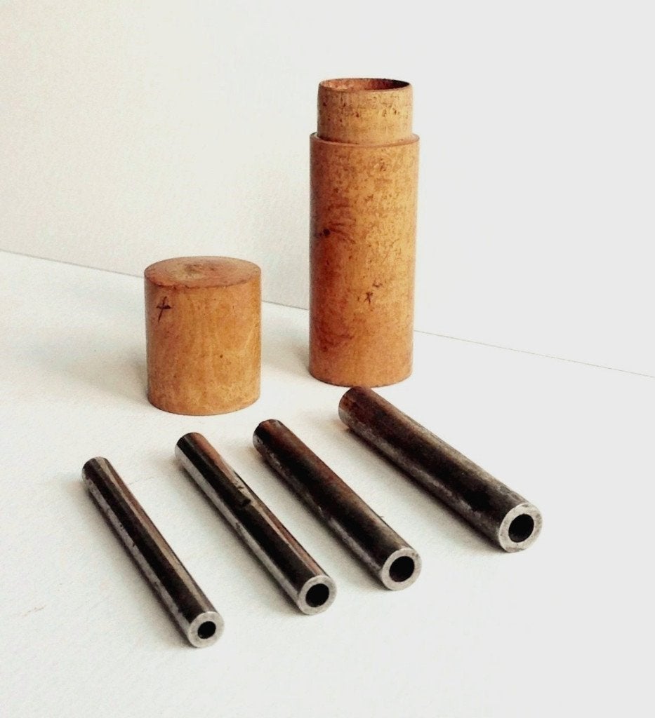 Vintage horlogemaker instrument staking punches set in buis., Antiek en Kunst, Antiek | Klokken, Ophalen of Verzenden