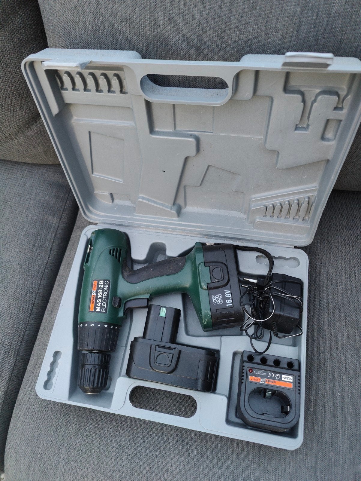 Boor- en Schroefmachine 16.8V met oplader en koffer, Ophalen of Verzenden, Gebruikt, Minder dan 400 watt, Boor- en Schroefmachine