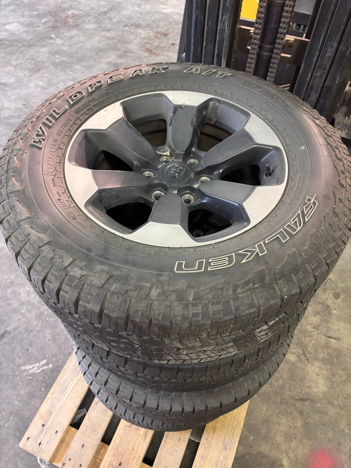 Winterbanden/All-seasonbanden met velgen Dodge RAM 275/65R18, Auto-onderdelen, Ophalen, 18 inch, Gebruikt, 275 mm