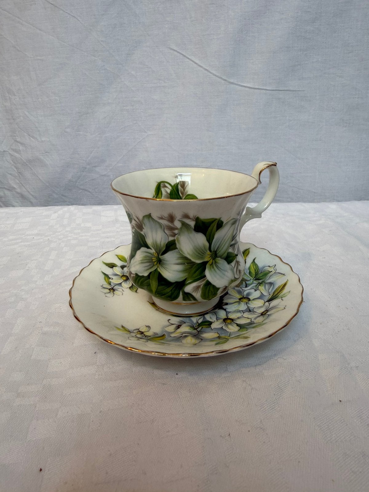 Royal Albert Trillium Kop en Schotel Bone China England, Antiek en Kunst, Antiek | Servies los, Ophalen of Verzenden