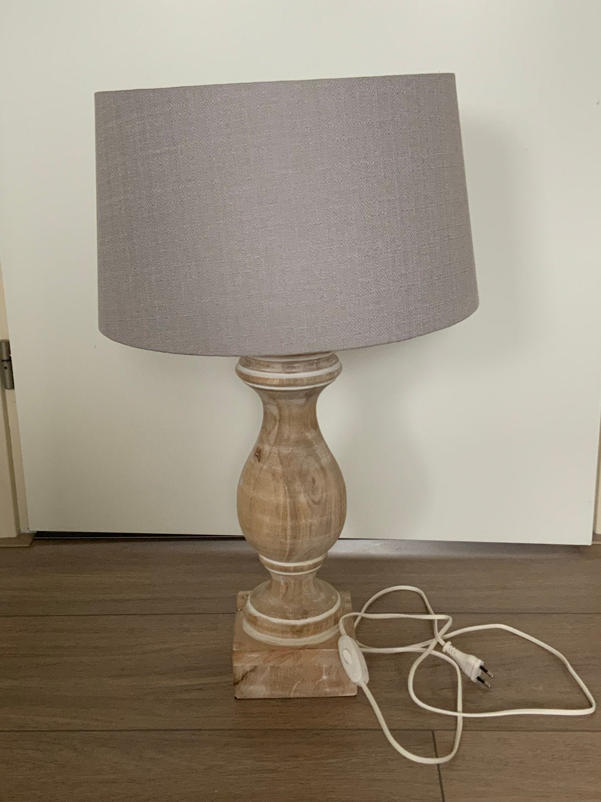 Grote schemerlamp met zacht grijze kap, 66 cm hoog, Gebruikt, Ophalen of Verzenden, Met kap, Grijs