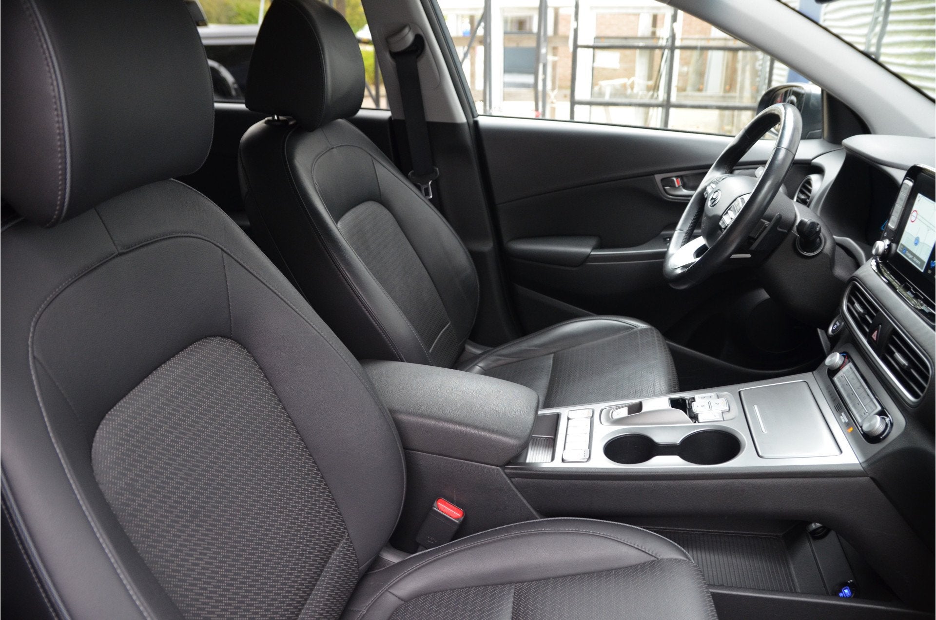 Hyundai KONA EV Premium 64 kWh SOH 93,1%, Warmtepomp, Trekha, Zwart, 39 min, 64 kWh, SUV of Terreinwagen