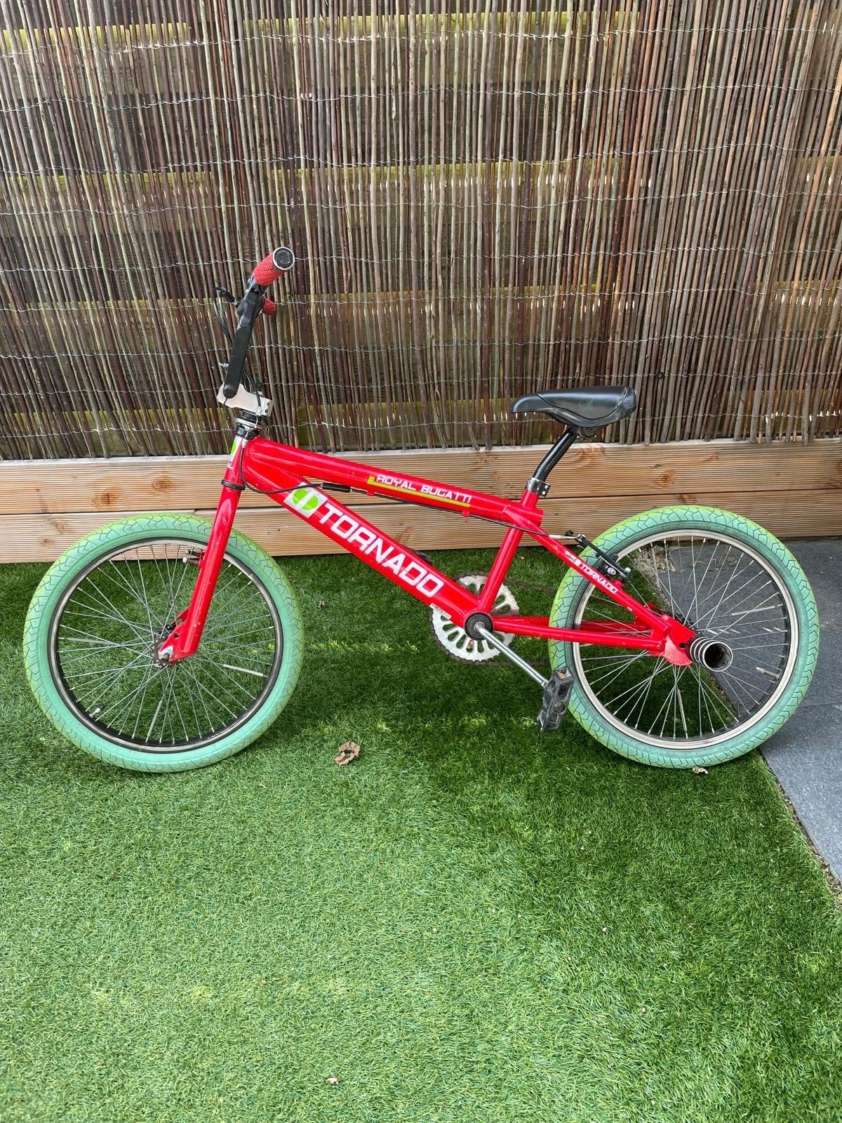 Royal Bugatti Tornado BMX - Rood met groene banden, Fietsen en Brommers, Ophalen, Gebruikt, Staal, Velgrem