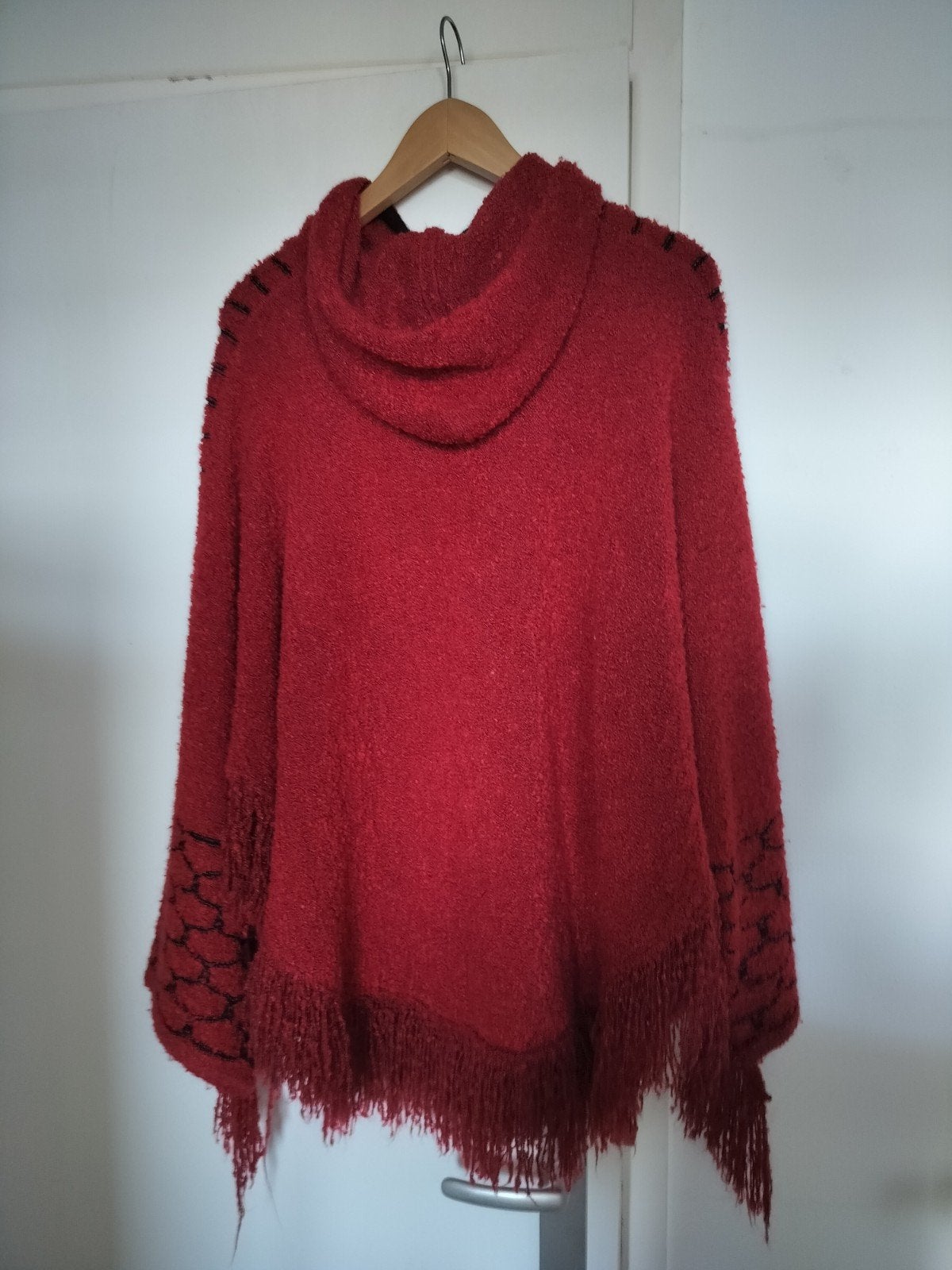 Rode poncho met capuchon en franjes, Kleding | Dames, Maat 38/40 (M), Ophalen of Verzenden, Onbekend, Gedragen