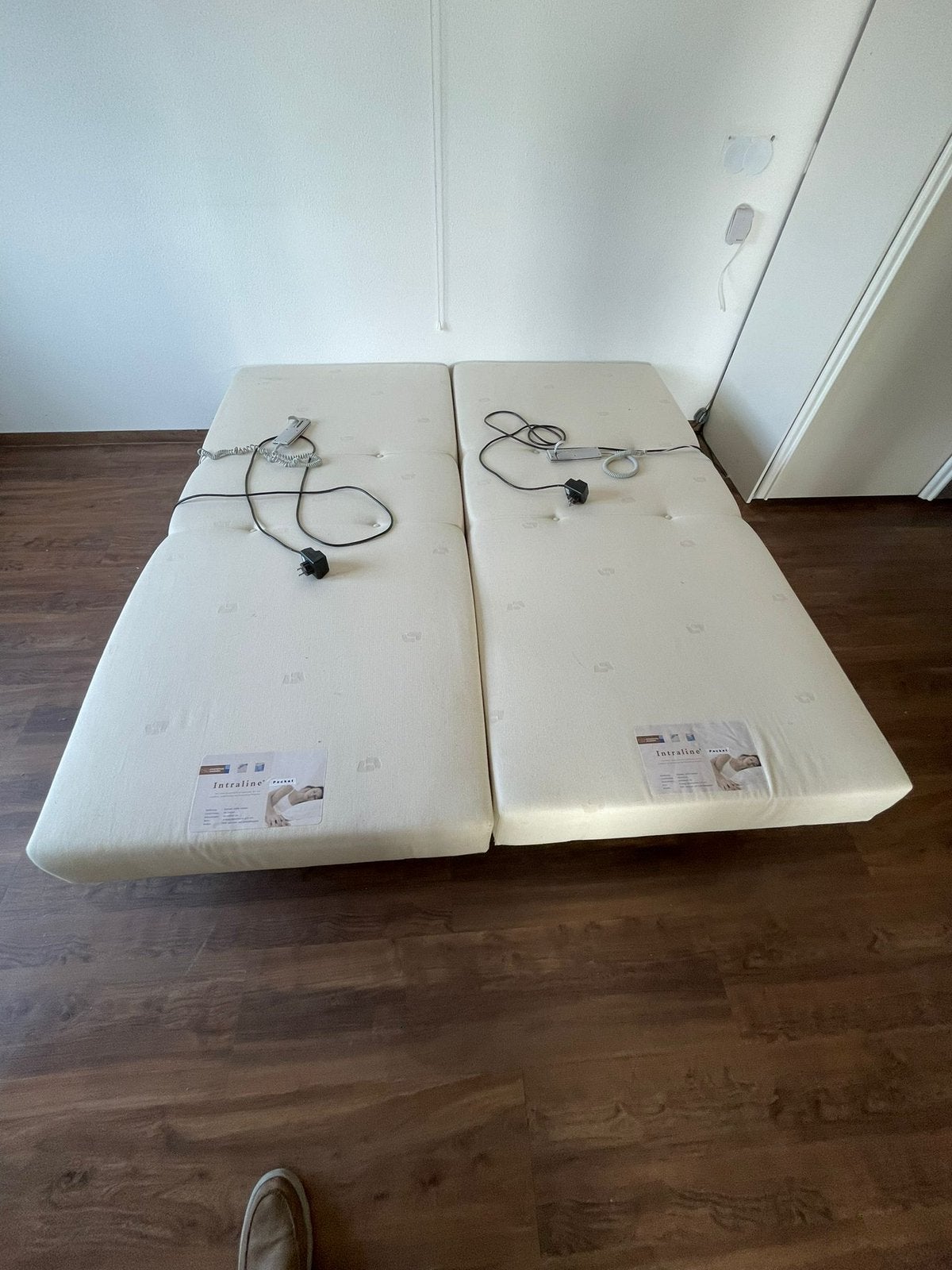 2 elektrische bedden, Ophalen, 90 cm, Wit, Tweepersoons