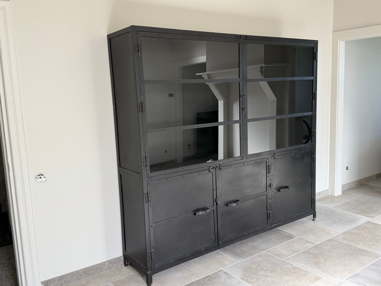 Zwart metalen kast met glazen deuren - 210x43x192 cm, Ophalen, Gebruikt