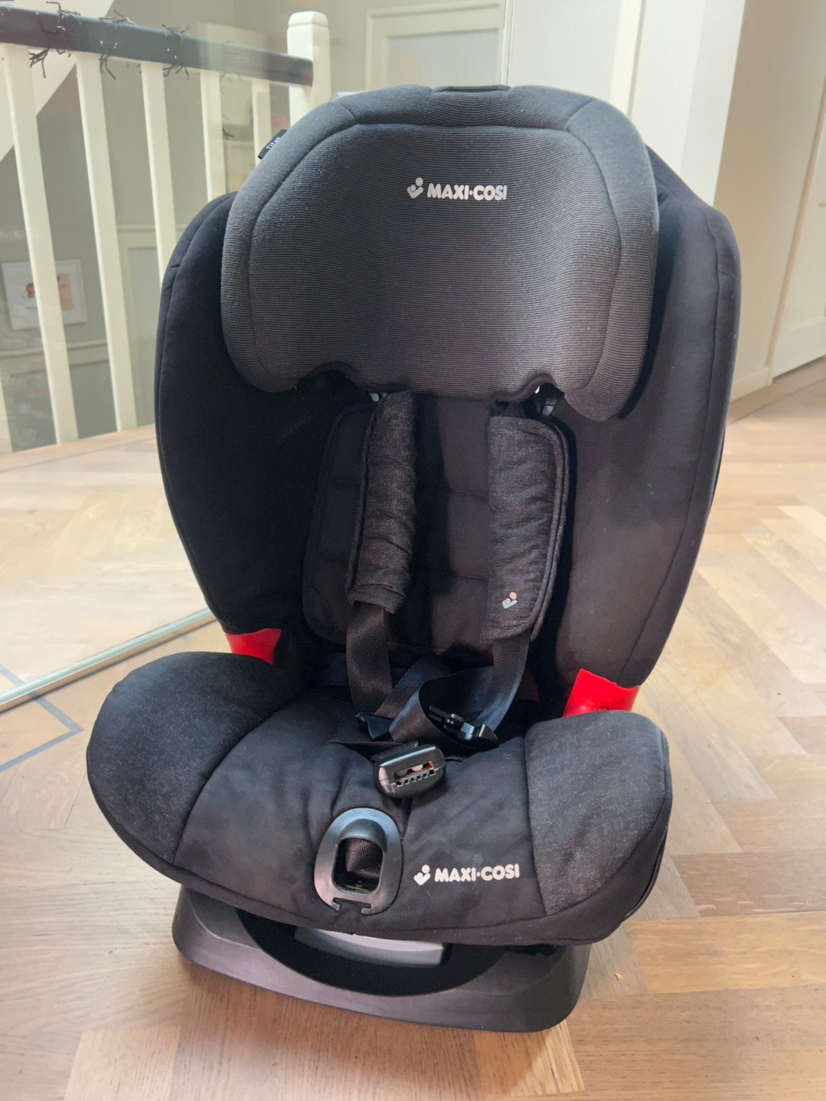 Maxicosi Titan, Ophalen of Verzenden, Zo goed als nieuw, 9 t/m 36 kg, Isofix