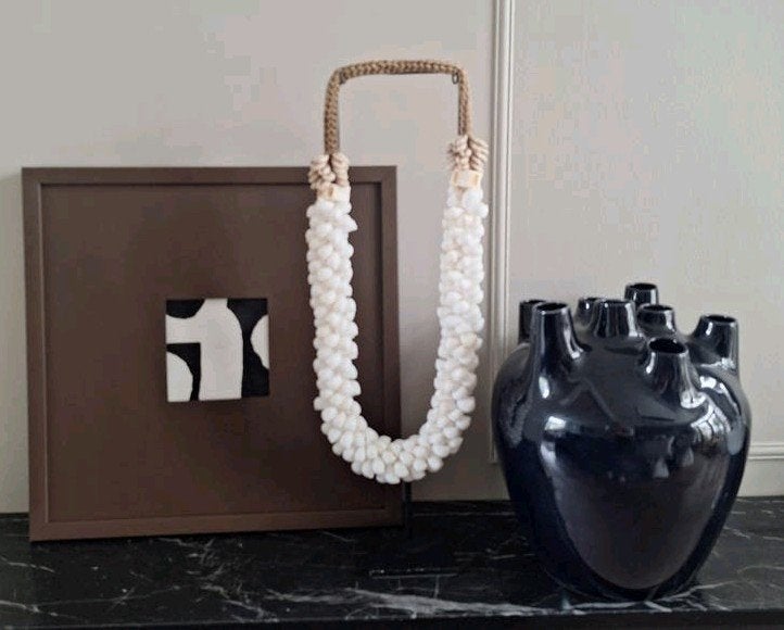 Witte hoge schelpenketting ornament op voet, Huis en Inrichting, Nieuw, Ophalen of Verzenden, X, X