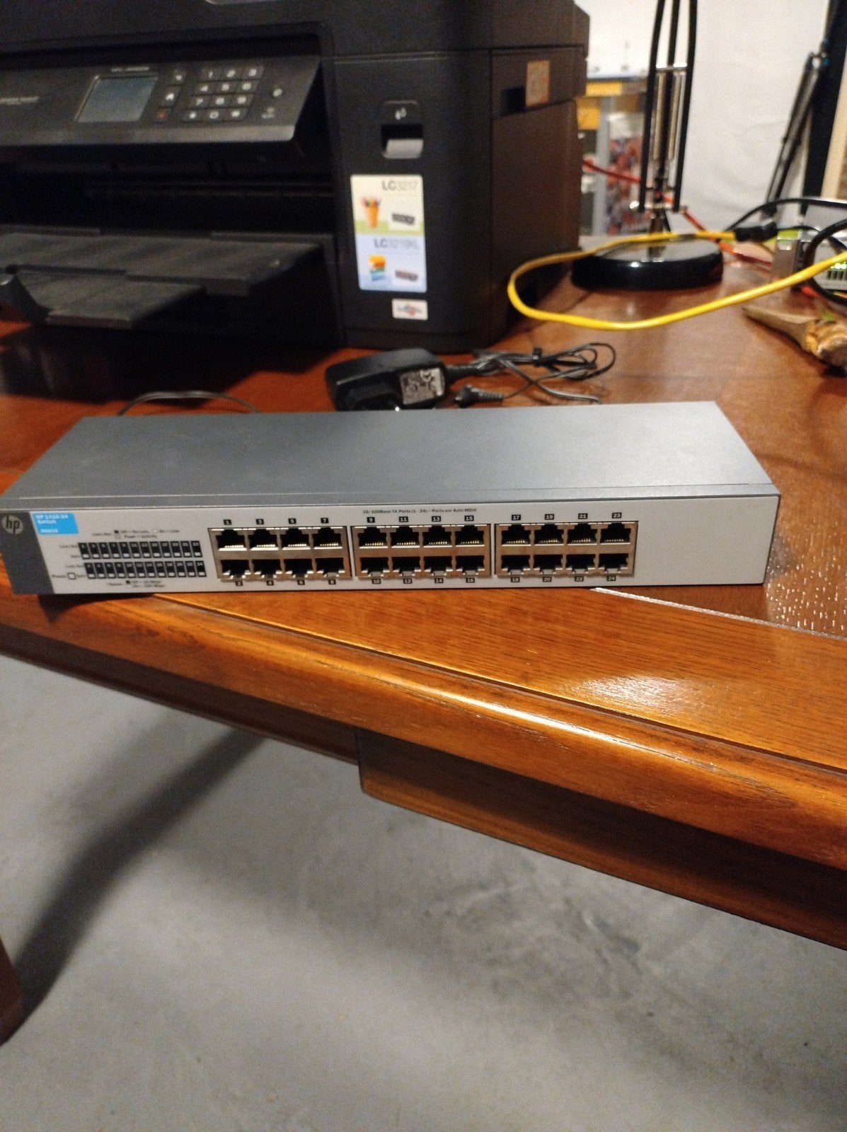 HP 24 poorts dataswitch in perfecte staat + adapter, Computers en Software, Netwerk switches, Ophalen of Verzenden, Zo goed als nieuw