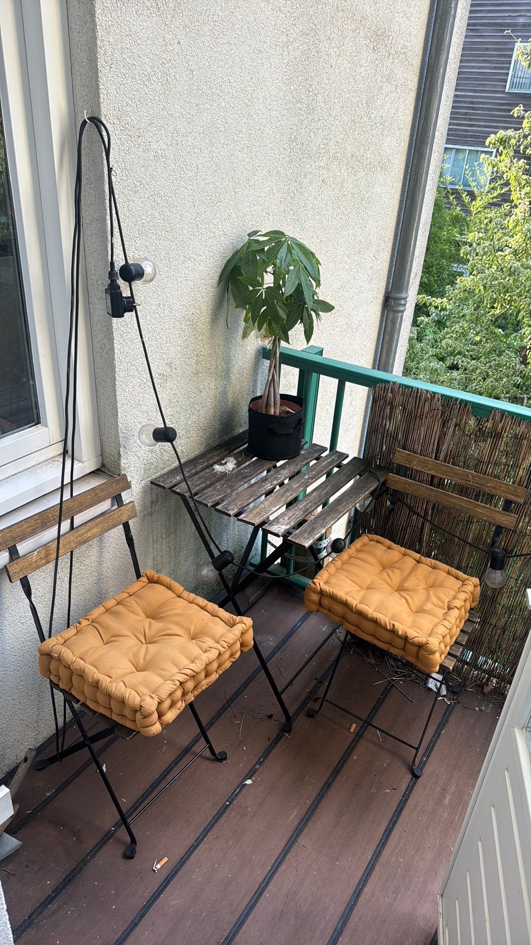 Balkonset: Houten tafel en twee stoelen, Gebruikt, Eettafel, Tuinset, Hout