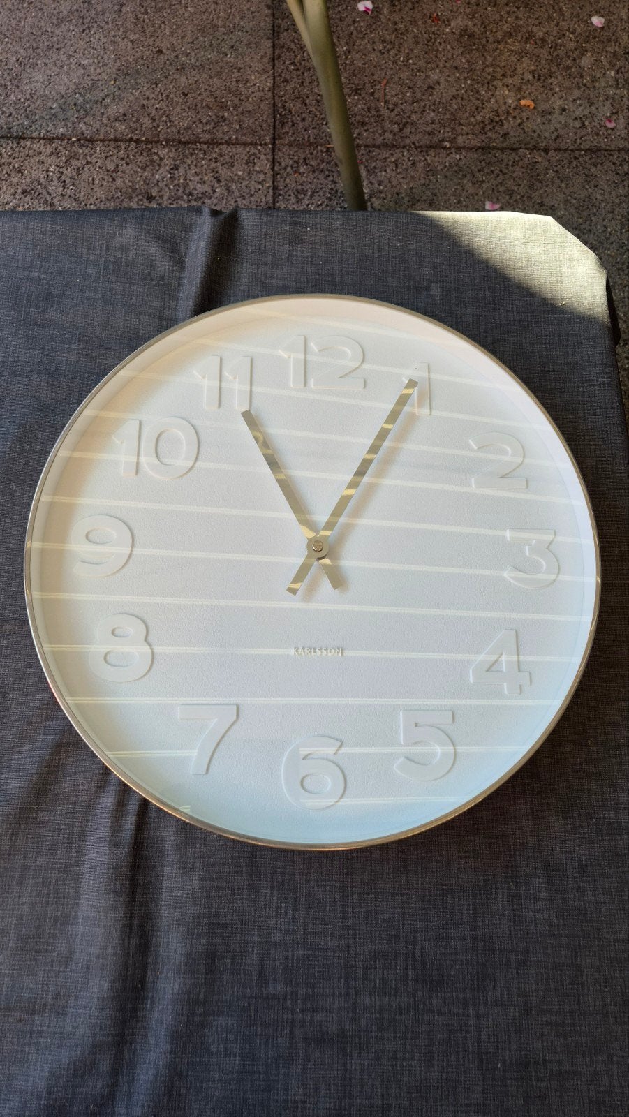 Karlsson klok wit met chrome rand. 37 dm, Wit, Analoog, Ophalen of Verzenden, Modern