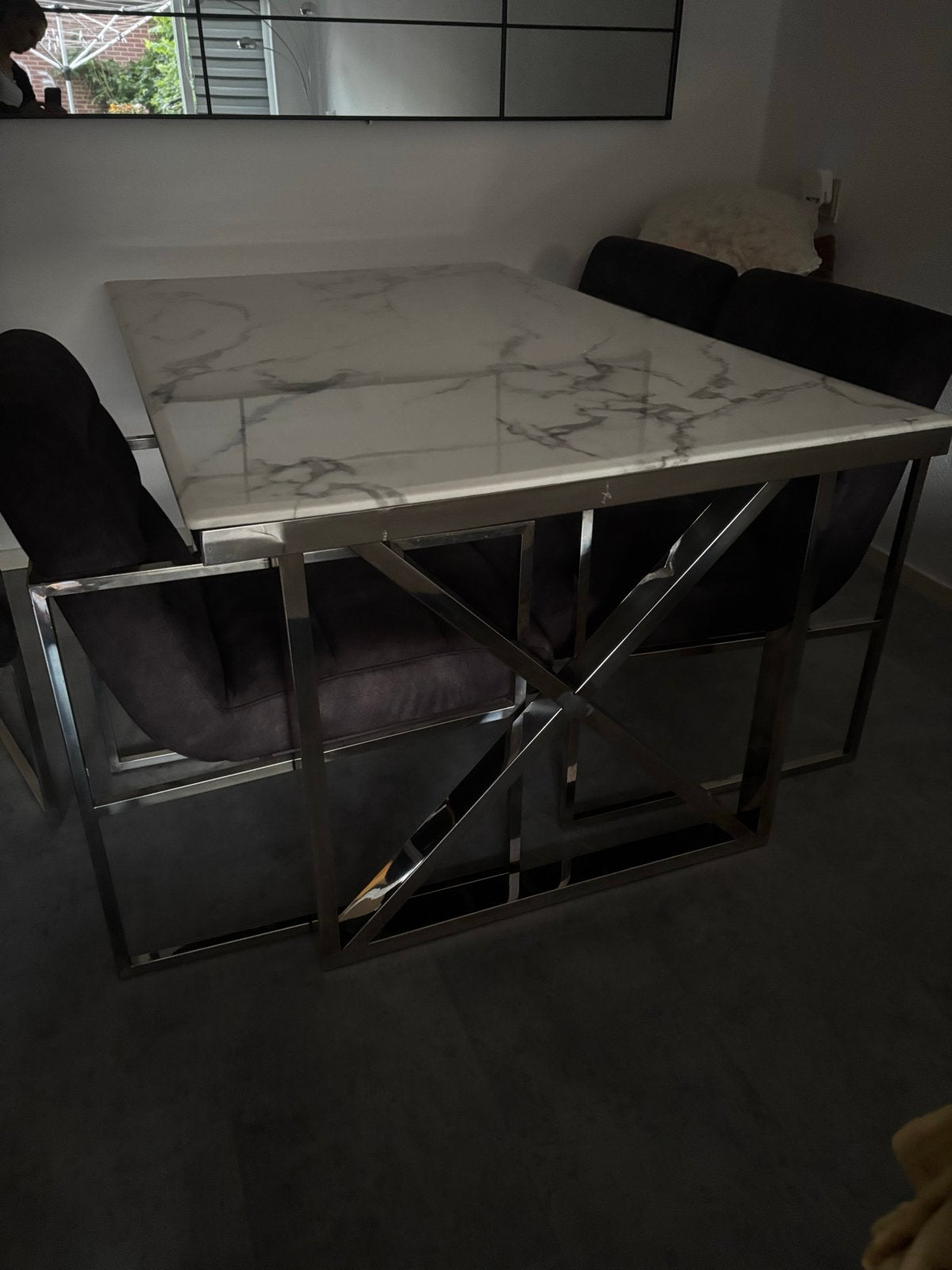 Vloerkleden, eettafel, vier stoelen en schilderijen, Ophalen, Gebruikt, 100 tot 150 cm, Zwart