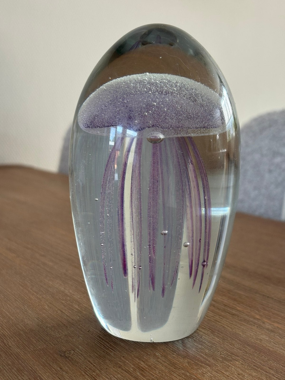 Glazen object met paarse kwal, Ophalen