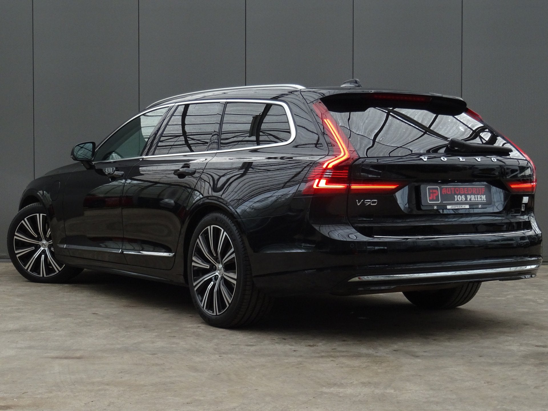 Volvo V90 2.0 T6 AWD R-Design * CARPLAY * 19 INCH * TREKHAAK, Automaat, Stof, Zwart, 4 cilinders