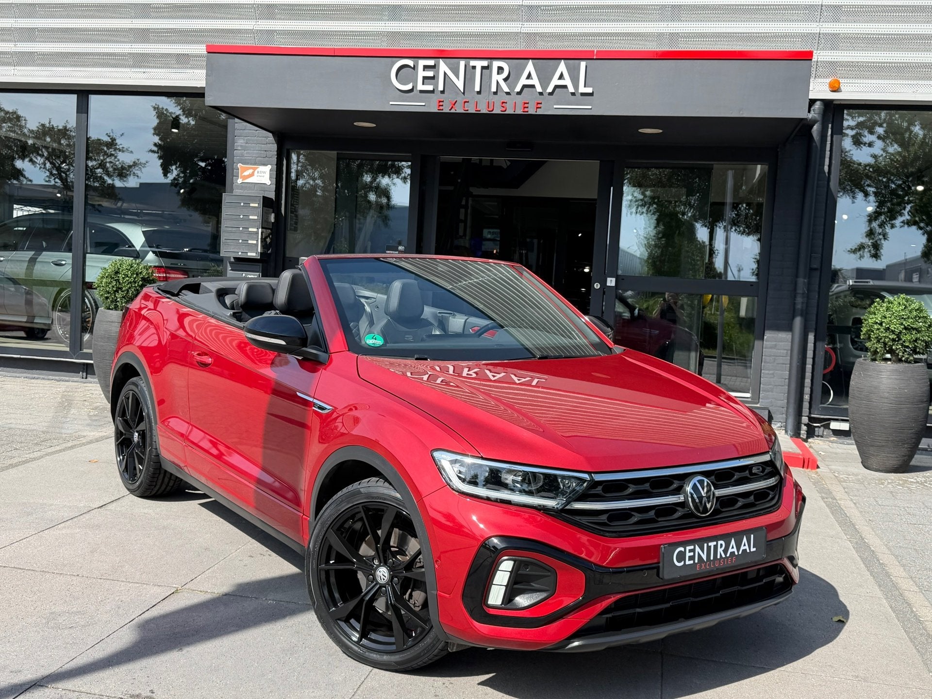 Volkswagen T-Roc Cabrio 1.5 TSI R-Line Leder|ACC|Keyless|Bea, Auto's, Zwart, 4 cilinders, 4 stoelen, Bedrijf