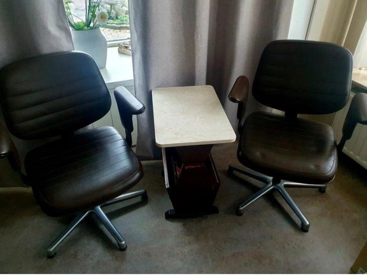 Wachtstoelen met bijzettafeltje, Ophalen, Gebruikt, Twee, Bruin
