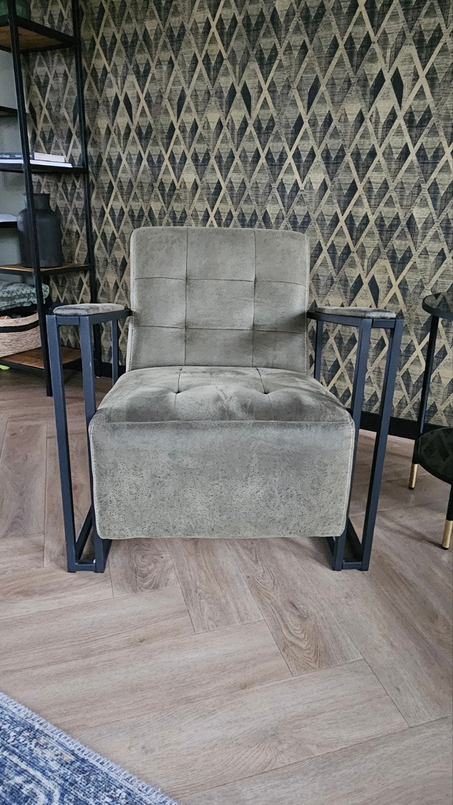 Comfortabele fauteuil met metalen frame en stoffen bekleding, Huis en Inrichting, Ophalen, 75 tot 100 cm, Zo goed als nieuw, Modern industrieel