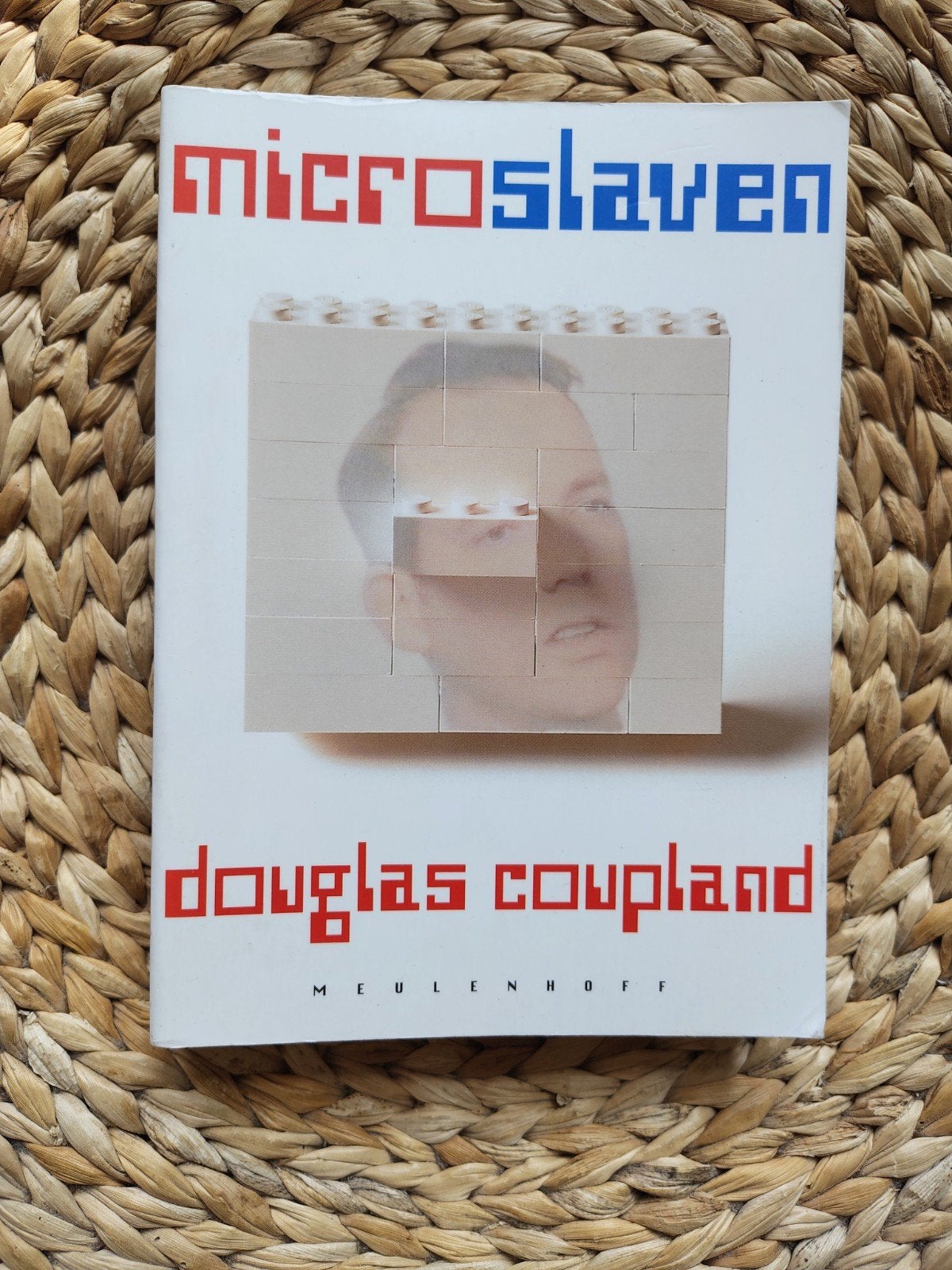 Douglas Coupland - Microslaven, Ophalen of Verzenden, Gelezen
