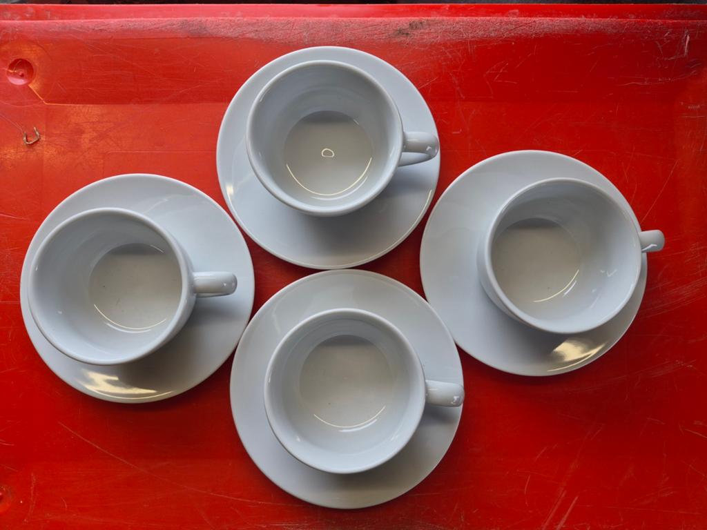 Set van 4 Jura koffiekopjes met schotels, Ophalen of Verzenden, Zo goed als nieuw, Effen, Kop(pen) en/of Schotel(s)