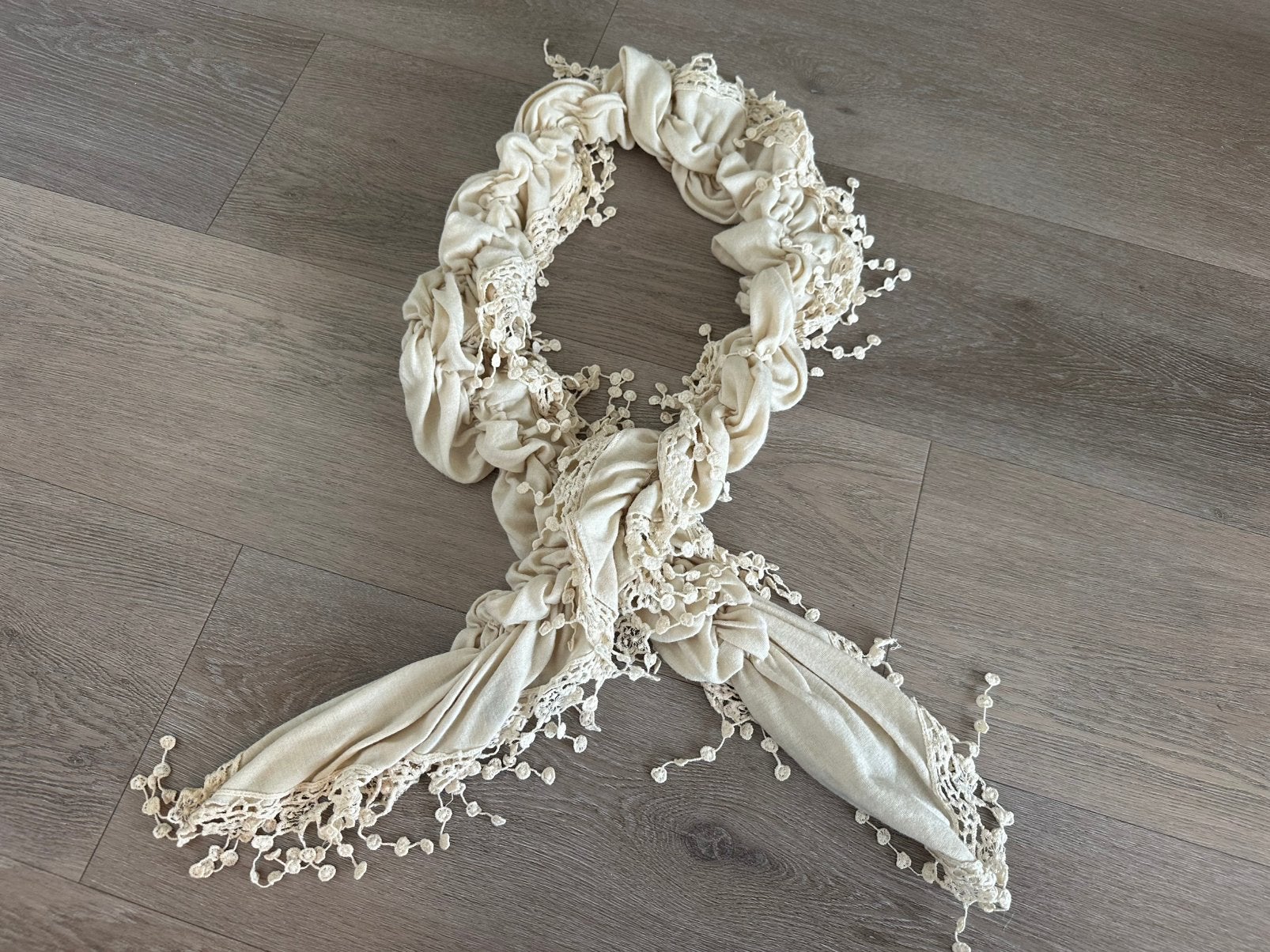 Beige sjaal franjes met bloemen van jane norman, Ophalen of Verzenden, Zo goed als nieuw