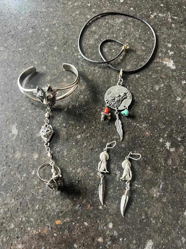 Zilverkleurige sieradenset met wolven: armband, ring, oorbel, Ophalen of Verzenden, Zo goed als nieuw, Zilver, Overige materialen