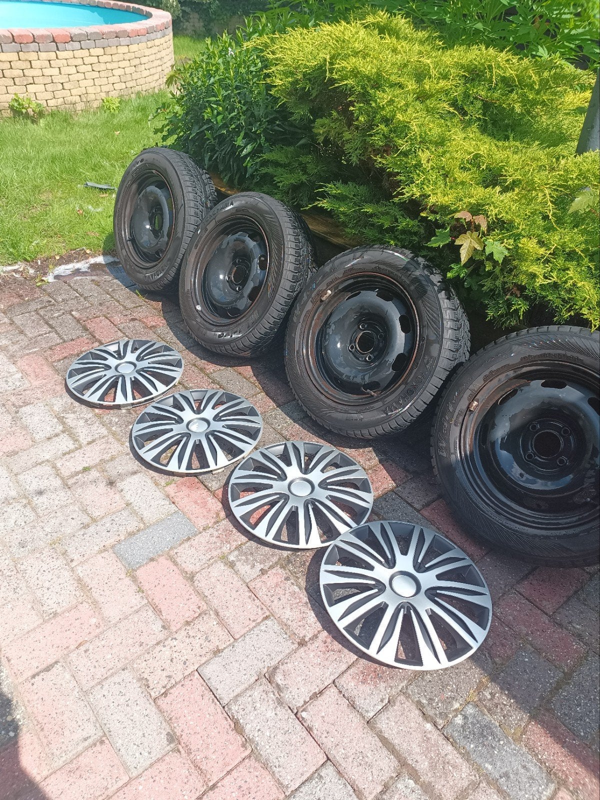 Winterbanden met velgen en wieldoppen 185/65R15, Auto-onderdelen, Banden en Velgen, Ophalen, Gebruikt, 15 inch, Banden en Velgen